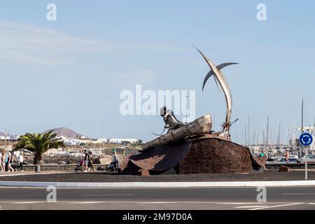 Pescador con Marlin, statua di pesca dell'uomo antico di Jorge Isaac Medina sulla rotonda all'entrata del porto, Arrecife de Lanzarote, Spagna Foto Stock