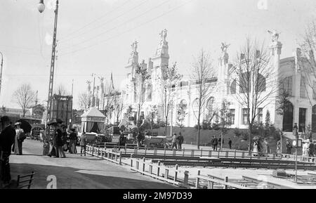 Dusseldorf Exhibition 1902 è stata una grande mostra nazionale in un'area vicino al Reno che ha coperto oltre 130 ettari e ha avuto un vasto numero di mostre per mostrare l'industria tedesca. Il luogo dello spettacolo aveva anche cinque miglia di ferrovia elettrica, e un 'ristorante di birra' che avrebbe tenuto 4.000 persone! Foto Stock