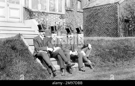 Quattro uomini Edoardiani ben vestiti, chiamati dal fotografo: A sinistra c'è Ernest Battersby, il fotografo, e a sinistra suo fratello James Johnson Battersby. Gli altri due sono chiamati Forster e Dickenson. Sono seduti sui capanni della casa della famiglia Battersby a Stockport, e il loro vestito rifletterà il loro status di classe medio-alta in quel momento. Foto Stock