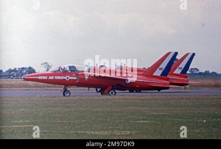 RAFAT due gnats folcloristici di RAF Red Arrows che si preparano al decollo a Finningley nel luglio 1977 Foto Stock