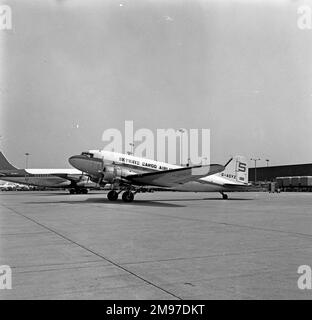 Douglas DC-3 G-AGYZ di Skyways Cargo Airlines nel settembre 1975 Foto Stock