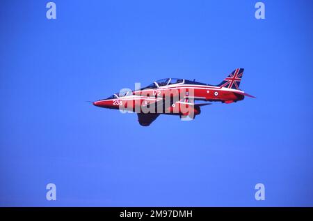 2 BAe Systems Hawks della 4 Flying Training School a Valley espositore alla RAF Alconbury nell'agosto 1987. Gli aerei hanno code Union Jack Foto Stock