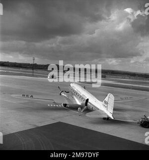 Douglas DC-3 G-AKJH della British European Airways all'aeroporto di Londra c 1955 Foto Stock