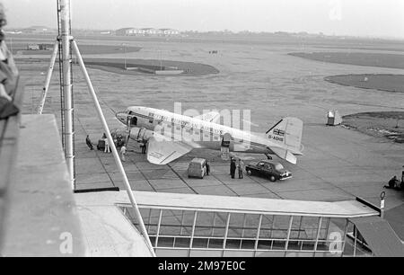 Douglas DC-3 G-AGHS della British European Airways all'aeroporto di Londra il 9 giugno 1957 Foto Stock