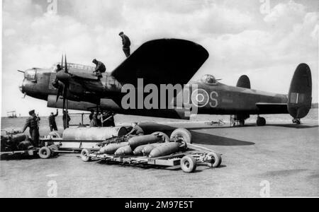 Avro 683 Lancaster i del No 467 Squadron Bombing-up-divenne il pilastro della RAF Bomber Command, il tipo che entrò in attività nel febbraio 1942. Foto Stock