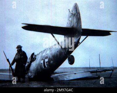 Messerschmitt BF 109E -custodito dal britannico 'Tommy'. Foto Stock