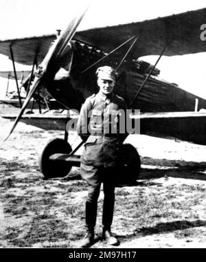 Ernst Udet (1896-1941), pilota e combattente tedesco, visto qui in piedi vicino al suo Fokker D VII. Servì anche nella seconda guerra mondiale, fino al grado di Generaloberst (equivalente ad un capo aereo Maresciallo). Foto Stock