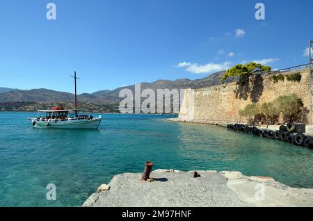 Plaka, Creta, Grecia - 10 ottobre 2022: Nave navetta porta i turisti alla vecchia Fortezza Veneziana Spinalonga, precedentemente utilizzata come stazione lebbroso, ora un popu Foto Stock