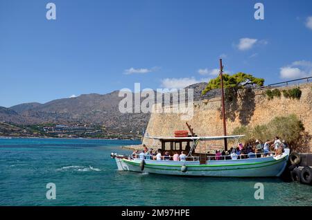 Plaka, Creta, Grecia - 10 ottobre 2022: Nave navetta porta i turisti alla vecchia Fortezza Veneziana Spinalonga, precedentemente utilizzata come stazione lebbroso, ora un popu Foto Stock