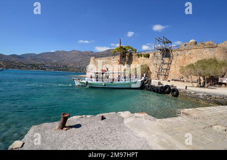 Plaka, Creta, Grecia - 10 ottobre 2022: Nave navetta porta i turisti alla vecchia Fortezza Veneziana Spinalonga, precedentemente utilizzata come stazione lebbroso, ora un popu Foto Stock