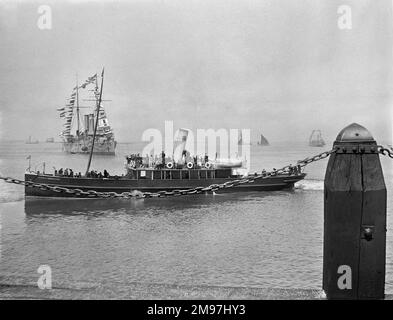 Navi, barche e un vaporetto sul mare. Foto Stock