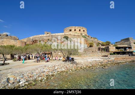 Plaka, Creta, Grecia - 10 ottobre 2022: Turisti non identificati alla vecchia Fortezza Veneziana Spinalonga, precedentemente utilizzato come una stazione lebbroso, ora un popolare a. Foto Stock