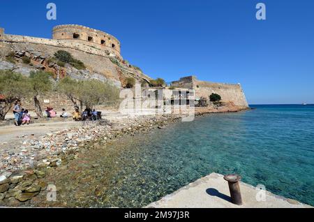 Plaka, Creta, Grecia - 10 ottobre 2022: Turisti non identificati presso la vecchia Fortezza Veneziana Spinalonga, precedentemente utilizzato come stazione lebbroso, ora un popolare a. Foto Stock