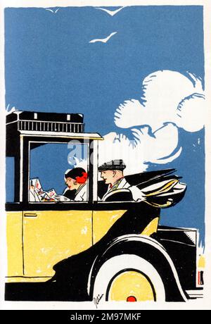 Coppia americana studiando una mappa, cavalcando nella parte posteriore in alto aperto di un'elegante macchina color crema, i loro bagagli accuratamente stivati nel tetto. Foto Stock