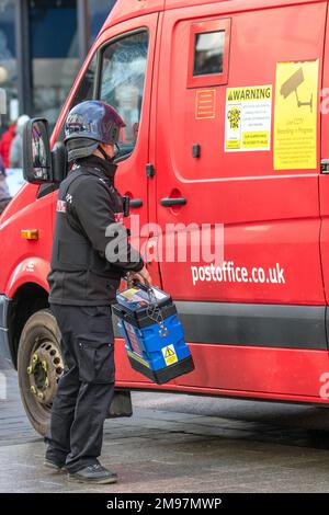 Furgoni postali, " Warning Contains Glue " Cassa di sicurezza in transito veicolo, consegna e ritiro a Southport, Merseyside, Regno Unito Foto Stock