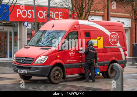 Furgoni postali, " Warning Contains Glue " Cassa di sicurezza in transito veicolo, consegna e ritiro a Southport, Merseyside, Regno Unito Foto Stock