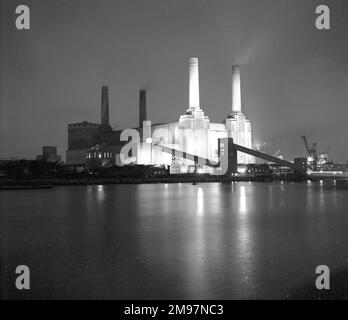 Battersea Power Station di notte. Foto Stock