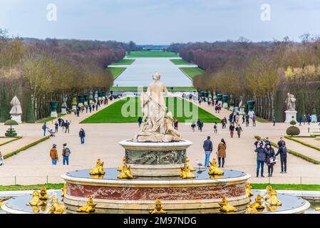 Versailles, Francia - Dicembre 28 2022: La vista panoramica del giardino e della fontana nel Palazzo di Versaille Foto Stock