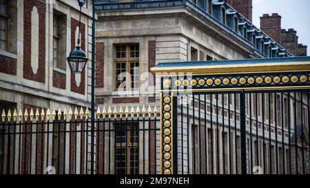 Versailles, Francia - 28 2022 dicembre: Il bar della recinzione reale del Palazzo Versailles Foto Stock