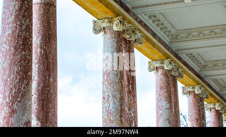 Versailles, Francia - 28 2022 dicembre: La galleria di colonne rosa nel Grand Trianon del Palazzo di Versailles Foto Stock