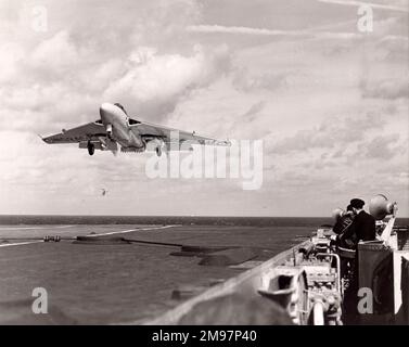 Il secondo prototipo de Havilland DH110, WG240, durante le prove su HMS Albion. Foto Stock