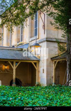 Versailles, Francia - 28 2022 dicembre: Bellissimo giardino nel trianon Palace a Versailles Foto Stock