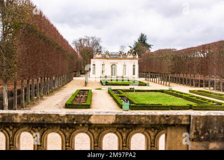 Versailles, Francia - Dicembre 28 2022: La vista panoramica del giardino e della fontana nel Palazzo di Versaille Foto Stock