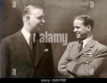 Roy Chadwick, a sinistra, e WG CDR Guy Gibson dopo la loro investitura a Buckingham Palace il 22 giugno 1943, dove Roy Chadwick è stato presentato con un CBE e Guy Gibson sua VC e un bar per il suo DSO. Foto Stock