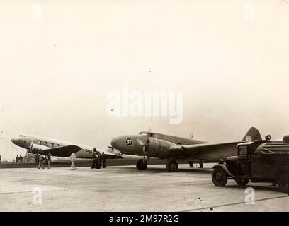 Da sinistra: Douglas DC-2, PH-AJU, della Royal Dutch Air Lines; e Boeing 247, N257Y, a Mildenhall prima della gara MacRobertson Inghilterra-Australia, ottobre 1934. Foto Stock