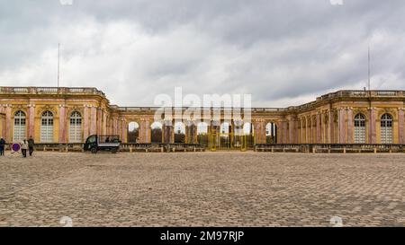 Versailles, Francia - 28 2022 dicembre: La galleria di colonne rosa nel Grand Trianon del Palazzo di Versailles Foto Stock