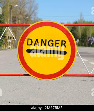 Segnaletica di pericolo e guida del veicolo in barriera al punto di incrocio Dytiatky dove inizia la zona di esclusione Chornobyl.20 aprile 2018. Dytiatky, Ucraina Foto Stock