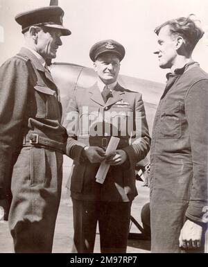 Il maresciallo d'aria Sir Keith Park, comandante in capo dell'Air Officer, in Medio Oriente, parla con il leader dell'Aircraftman M.K. Barber (a destra) e WG CDR W.K. Murray durante un tour delle unità RAF nel Levante. c.Maggio 1944. Foto Stock