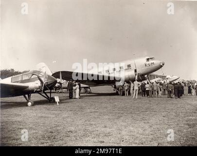 Da sinistra: A General Aircraft Monospar, Douglas DC-2-115E, PH-AKJ, Jan van Dent, di KLM e a de Havilland DH86 al 1936 Royal Aeronautical Society Garden Party presso il Fairey Aviation Aerodromo, Great West Road, Hayes, Middlesex. Foto Stock