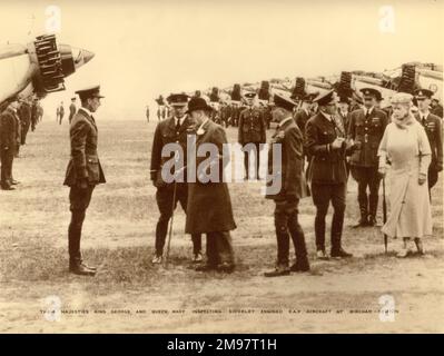 Re Giorgio V e la Regina Maria ispezionano Fairey Gordons a Bircham Newton nell'Empire Air Day 1934. Foto Stock