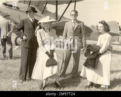 Il 1951 Royal Aeronautical Society Garden Party a White Waltham. Sullo sfondo è probabilmente Hawker Hart II, G-ABMR, ora nel Museo RAF. Foto Stock