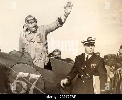 Col Roscoe Turner nel suo Wedell-Williams Special Racer dopo essere arrivato a New York da Burbank, California in 10 ore e 2 minuti e 51 secondi, rompendo il proprio record West-East. Foto Stock