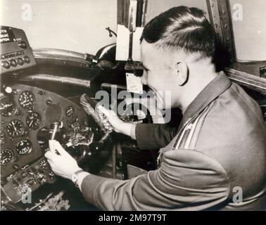 Cosmonaut Major Yuri Alekseyevich Gagarin, 1934-1968, ai controlli di Vickers Viscount 806, G-AOYN, Sir Isaac Newton, di BEA durante un volo da Londra a Manchester, 12 luglio 1961. Foto Stock