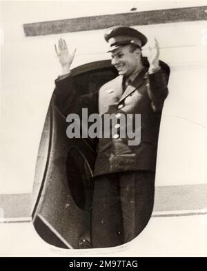 Cosmonaut maggiore Yuri Alekseyevich Gagarin, 1934-1968, al suo arrivo all'aeroporto di Praga nel mese di aprile 1961. Foto Stock