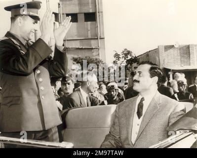 Il cosmonaut maggiore Yuri Alekseyevich Gagarin, 1934-1968, arriva al Cairo all'inizio di una visita di otto giorni. Il vicepresidente Kamal El DIN Hussein è sulla destra, il 30 gennaio 1962. Foto Stock