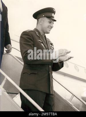 Cosmonaut Major Yuri Alekseyevich Gagarin, 1934-1968, al suo arrivo all'aeroporto di Londra, 11 luglio 1961. Foto Stock