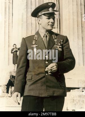 Il cosmonaut maggiore Yuri Alekseyevich Gagarin, 1934-1968, detiene un ramo di olivo sui gradini dell'Acropoli durante una visita di due giorni in Grecia, 12 febbraio 1962. Foto Stock