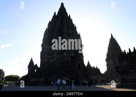 Silhouette eof Tempio indù Prambanan a Giava, Indonesia presa nel luglio 2023. Foto Stock
