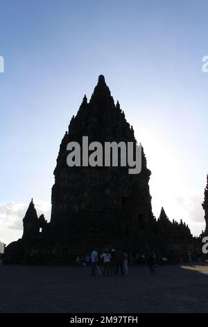 Silhouette eof Tempio indù Prambanan a Giava, Indonesia presa nel luglio 2023. Foto Stock