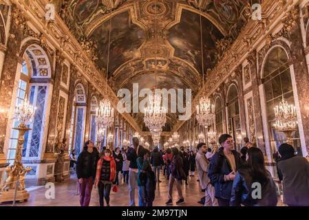 Versailles, Francia - 28 2022 dicembre: L'elegante sala degli specchi del Palazzo di Versailles Foto Stock