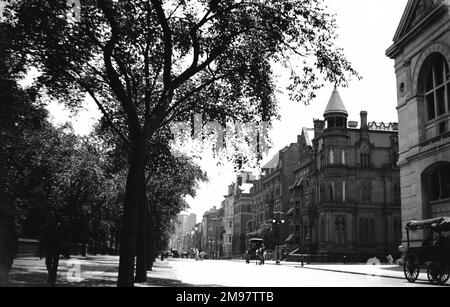 5th avenues Lower Stretch hanno esteso l'elegante quartiere di Washington Square verso nord. Lo status più elevato fu confermato nel 1862, dopo che Caroline Schermerhorn Astor si stabilì all'angolo sud-ovest della 34th strada. Questo segnò la fine del suo uso residenziale per molti. Come con oggi solo i molto ricchi risiedono sulla strada più famosa di New York. Foto Stock