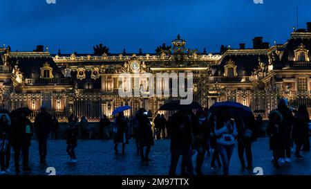 Versailles, Francia - 28 2022 dicembre: La galleria di colonne rosa nel Grand Trianon del Palazzo di Versailles Foto Stock