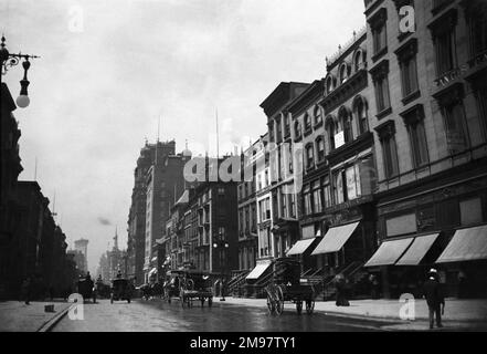 5th avenues Lower Stretch hanno esteso l'elegante quartiere di Washington Square verso nord. Lo status più elevato fu confermato nel 1862, dopo che Caroline Schermerhorn Astor si stabilì all'angolo sud-ovest della 34th strada. Questo ha segnato una fine al suo uso residenziale per molti, come con oggi solo i molto ricchi risiedono sulla strada più famosa di New Yorks. Foto Stock