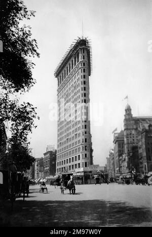 Originariamente chiamato il Fuller Building al suo completamento nel 1902. Ora riconquistato come l'edificio Flatiron per via della somiglianza ad un ferro di ferro di stoffe di ghisa. L'edificio divenne un marchio di terra di New York nel 1966, più tardi nel 1989 un marchio di terra storico nazionale. Foto Stock