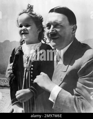 Adolf Hitler e una giovane ragazza, foto di propaganda tedesca. Foto Stock