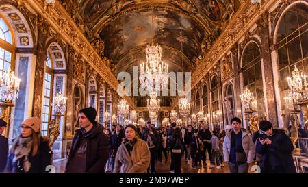 Versailles, Francia - 28 2022 dicembre: L'elegante sala degli specchi del Palazzo di Versailles Foto Stock